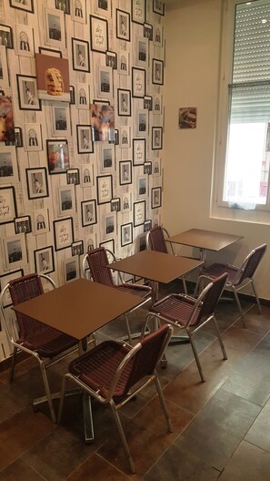 Desayuno continental diario (EUR 7 por persona)