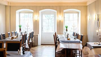 Breakfast, lunch, dinner served; local and international cuisine