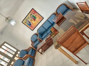 Apartment (Pepay) | Living area | 42-inch flat-screen TV with satellite channels, TV - Rosalie's Apparts (Lomé)