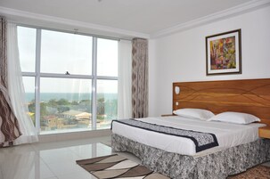 Caja fuerte, sistema de insonorización, tabla de planchar con plancha