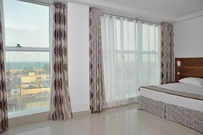 Suite (Gauguin) | In-room safe, soundproofing, iron/ironing board, free WiFi - Rosalie's Apparts (Lomé)