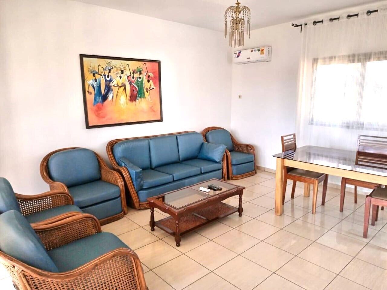 Economy appartement, 2 slaapkamers, koelkast & magnetron, uitzicht op zee | Woonkamer | Een 42-inch flatscreentelevisie met satellietzenders en televisie