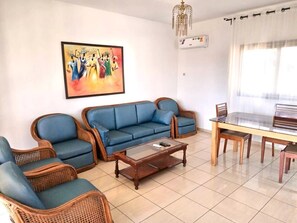 Økonomileilighet, 2 soverom, kjøleskap og mikrobølgeovn, havutsikt | Oppholdsrom | En 42-tommers Flatskjerm-TV med Parabol-TV samt TV