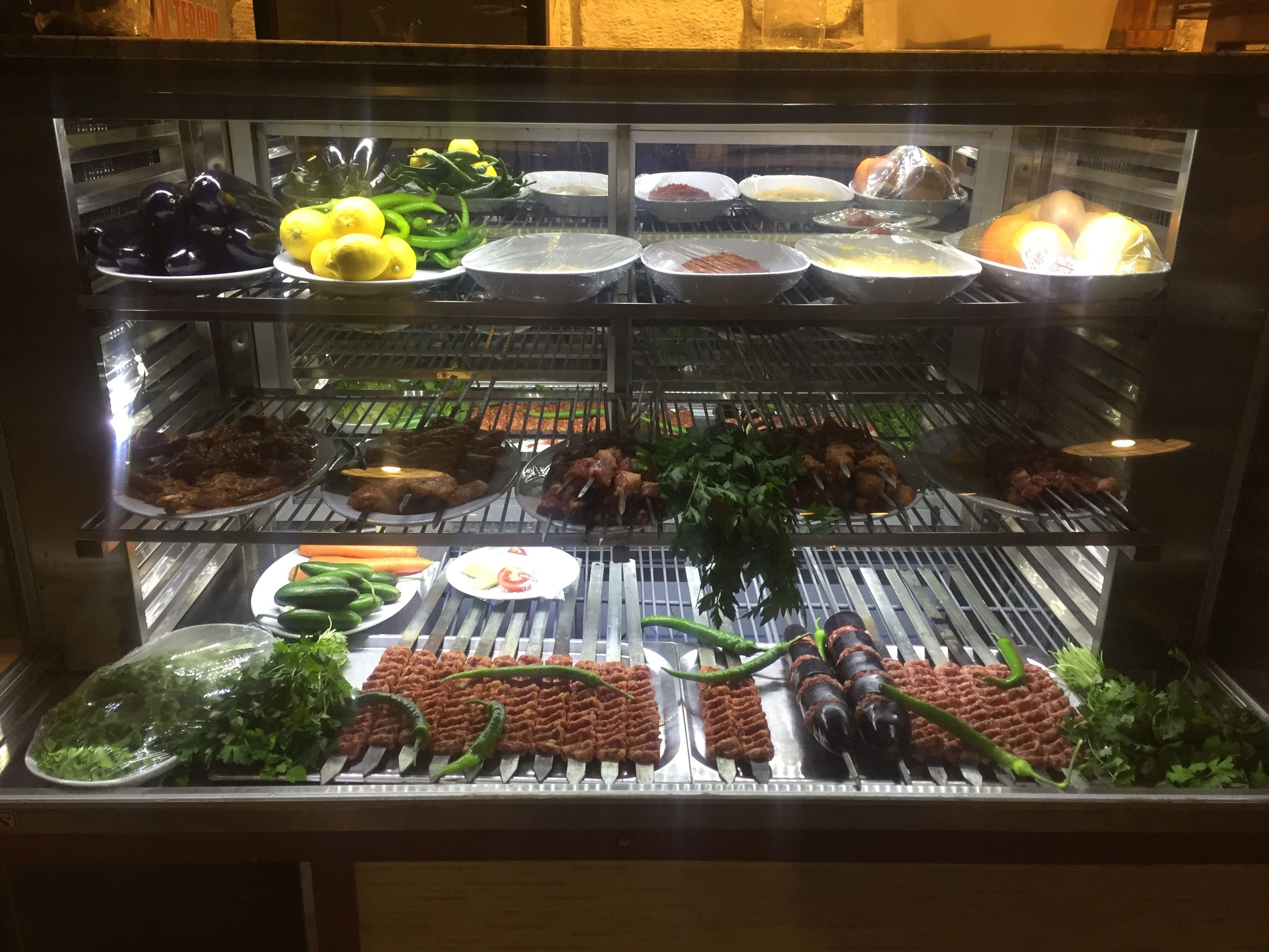 Un bufé con diversos alimentos, incluyendo verduras, carnes y frutas.