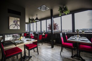 Petit déjeuner, déjeuner et dîner servis sur place