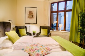 Skrivebord, blendingsgardiner og strykejern/-brett