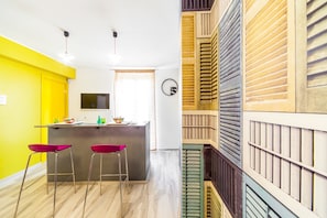 Kühlschrank, Herdplatte, Wasserkocher mit Kaffee-/Teezubehör