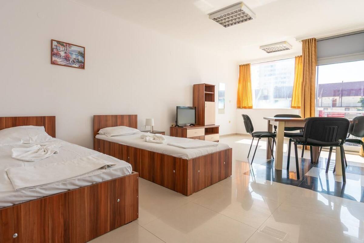 Standard Studio | Desk, soundproofing, iron/ironing board, cots/infant beds