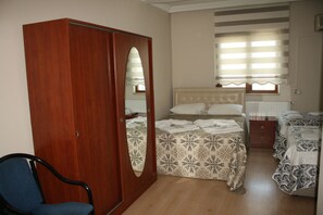 Quarto quádruplo standard | Wi-Fi de cortesia, roupa de cama