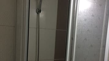 Standard-Doppelzimmer | Dusche im Bad