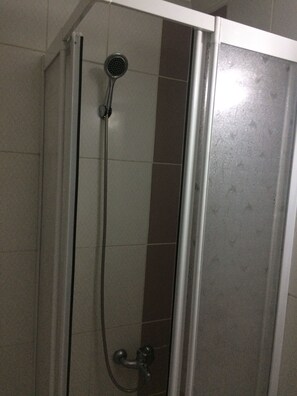 Habitación estándar doble | Ducha del cuarto de baño