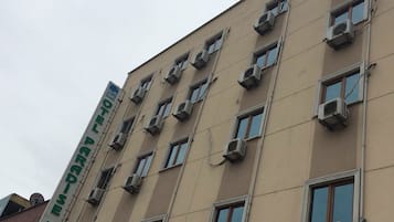 Vista frontal de la propiedad