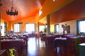 Déjeuner et dîner servis sur place, spécialités Cuisine locale