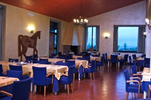 Lunch and dinner served, local cuisine - Francalancia Country Resort (Castelnuovo di Porto)