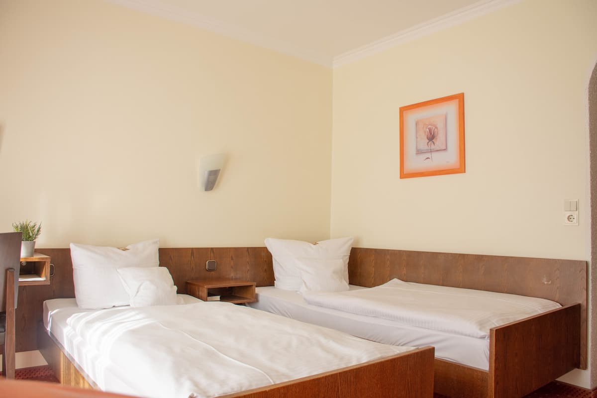 Single Room | Desk, WiFi (free), bed sheets