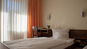 Escritorio, wifi gratis y ropa de cama
