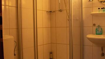 Douche, articles de toilette gratuits, sèche-cheveux