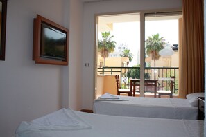 Desk, bed sheets - Sebnem Apart & Studios (Marmaris)