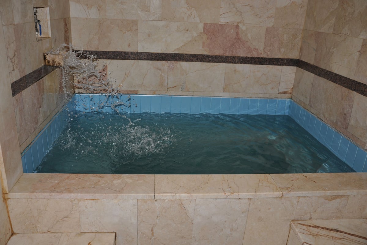Deep-soaking bathtub