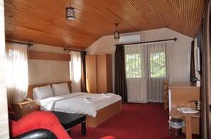 Habitación familiar, balcón | Minibar, escritorio, insonorización y wifi gratis