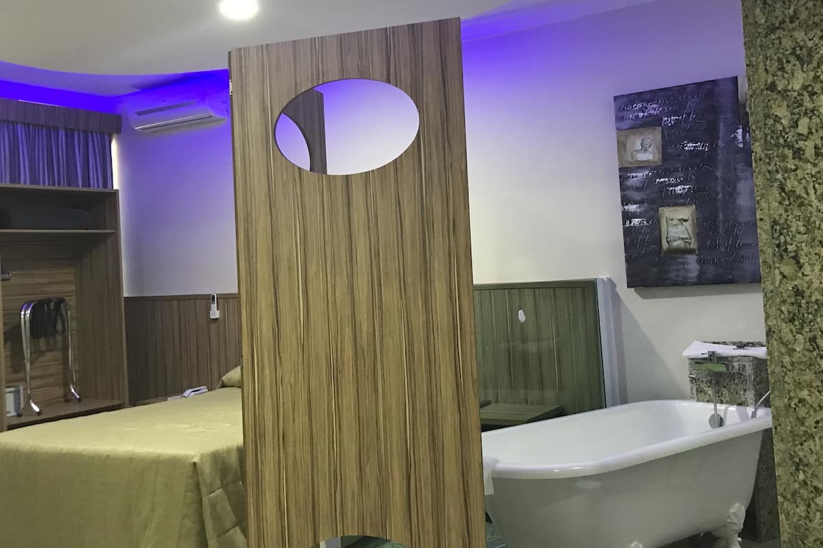 Cofres nos quartos, cortinas blackout, Wi-Fi de cortesia, roupa de cama