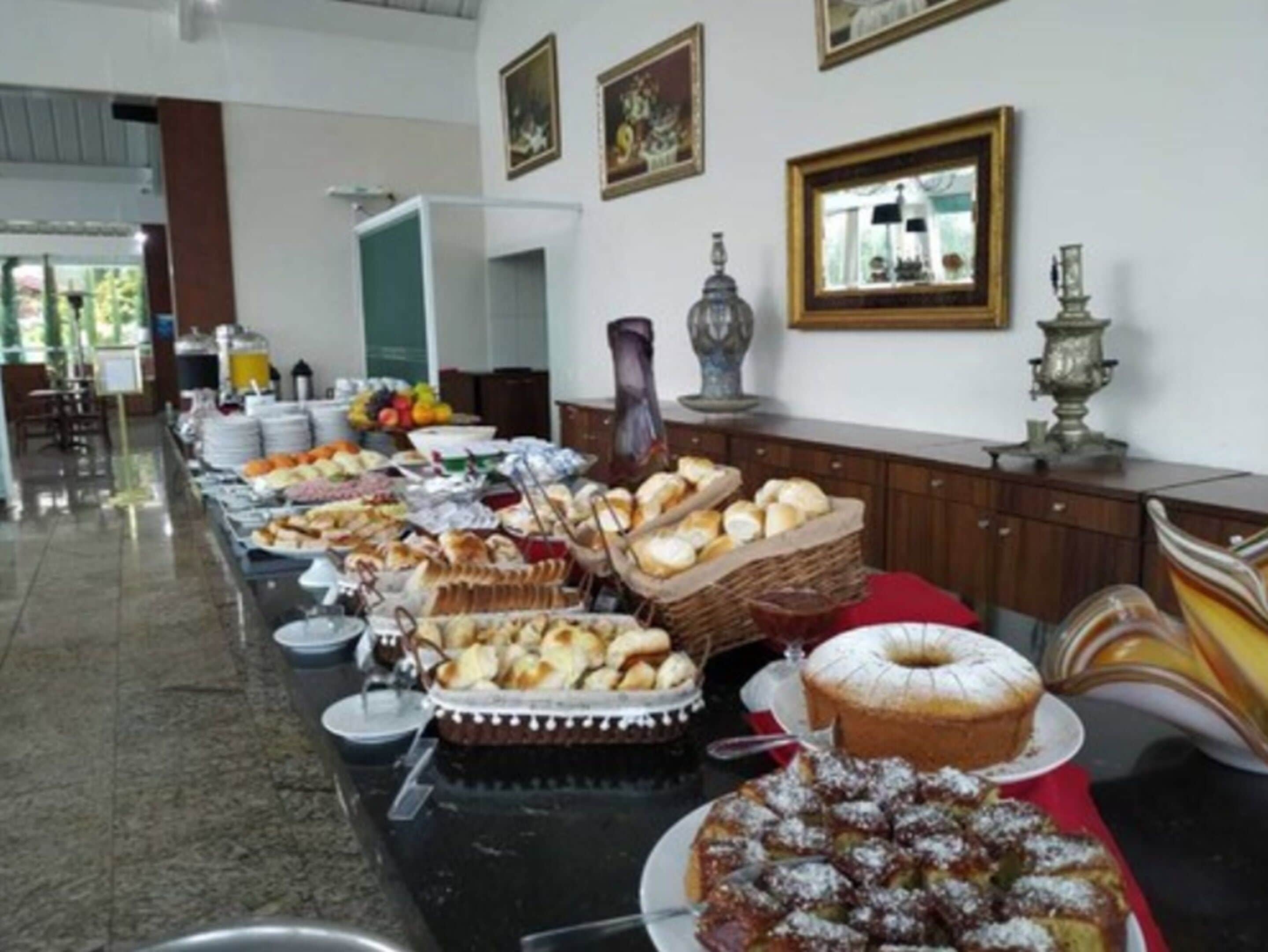 Un buffet proposant divers plats et un gâteau, le tout disposé sur une table.