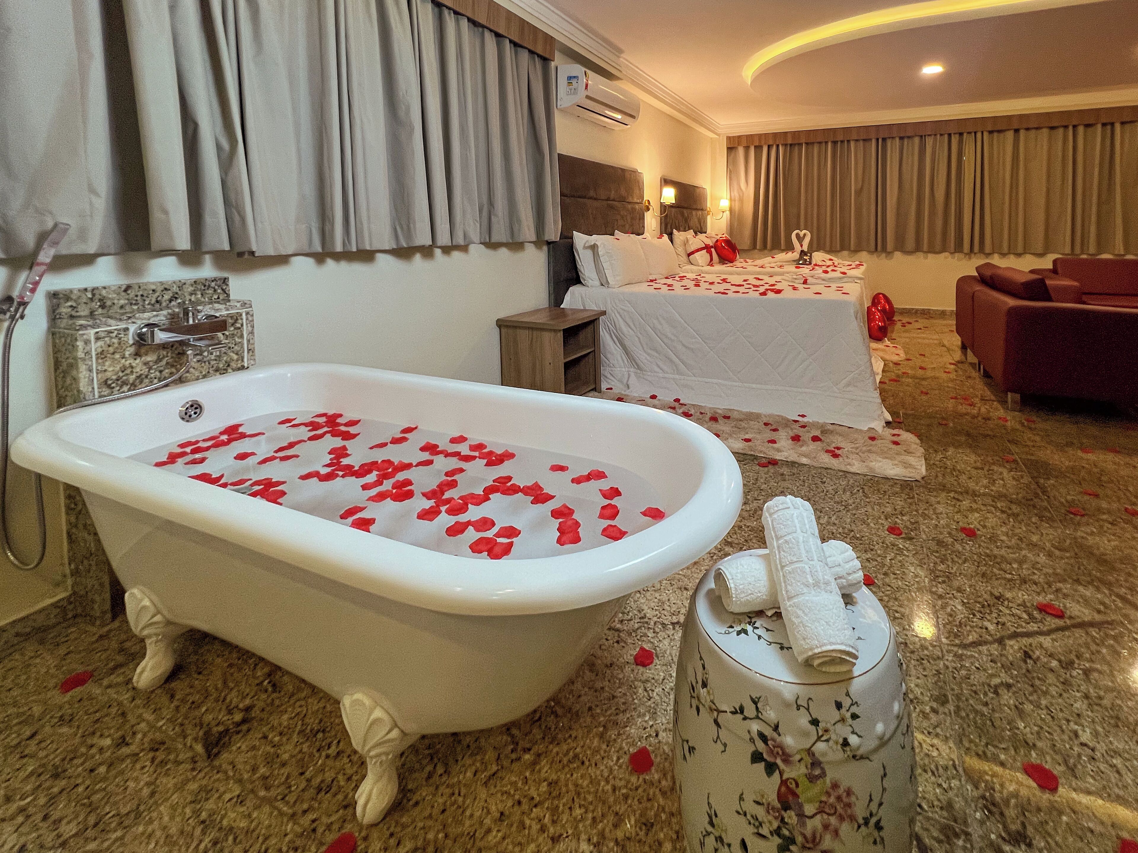 luxo casal romântica | bathroom | free toiletries, hair dryer, towels, soap