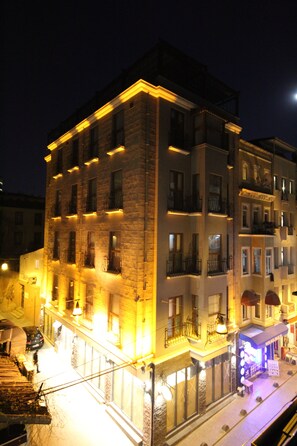Front of property – evening/night - Hotel Naumpasa Konagi (Istanbul)