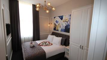 Peralatan tempat tidur premium, bar mini, peti besi dalam bilik, meja