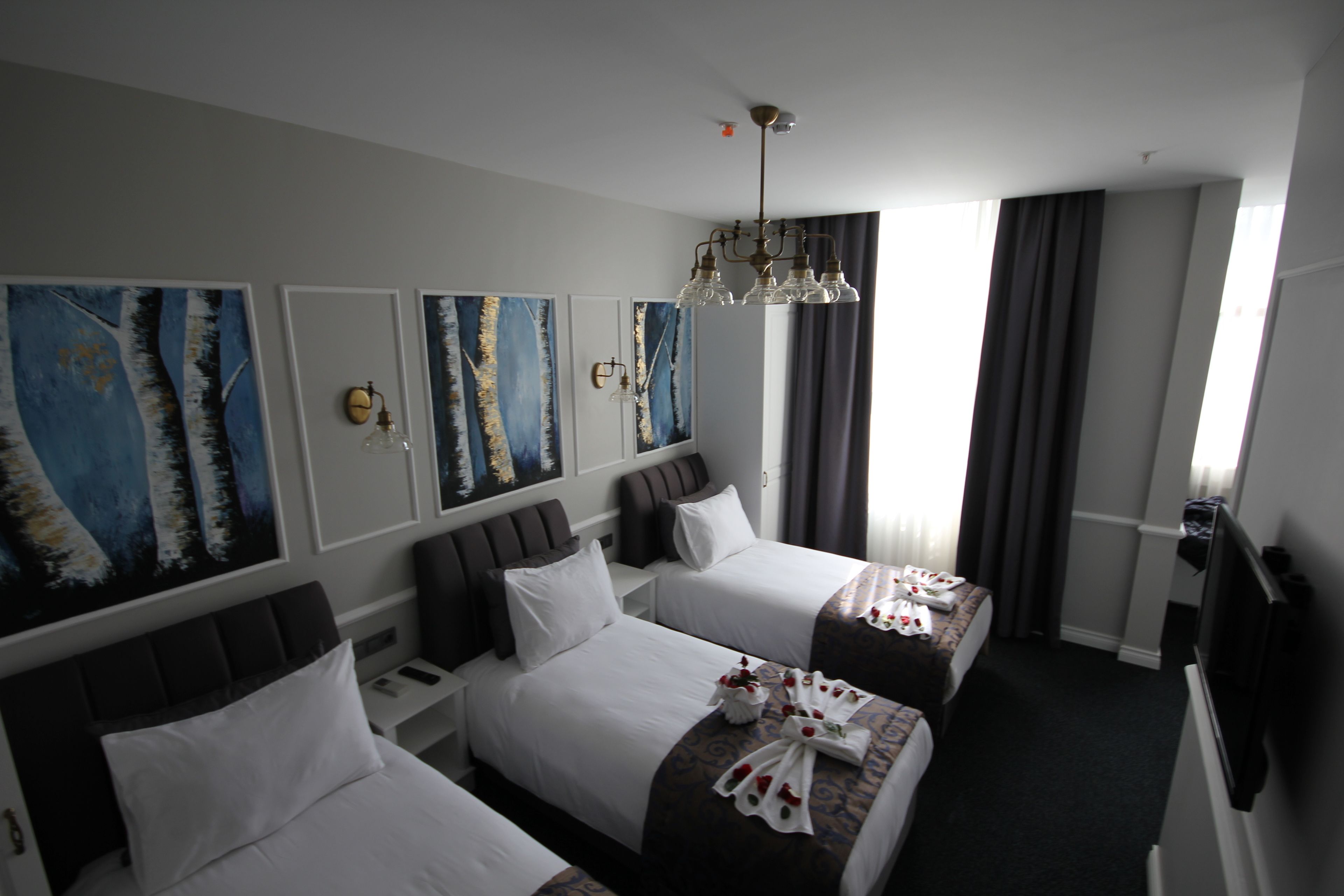 triple room | premium bedding, minibar, in-room safe, desk