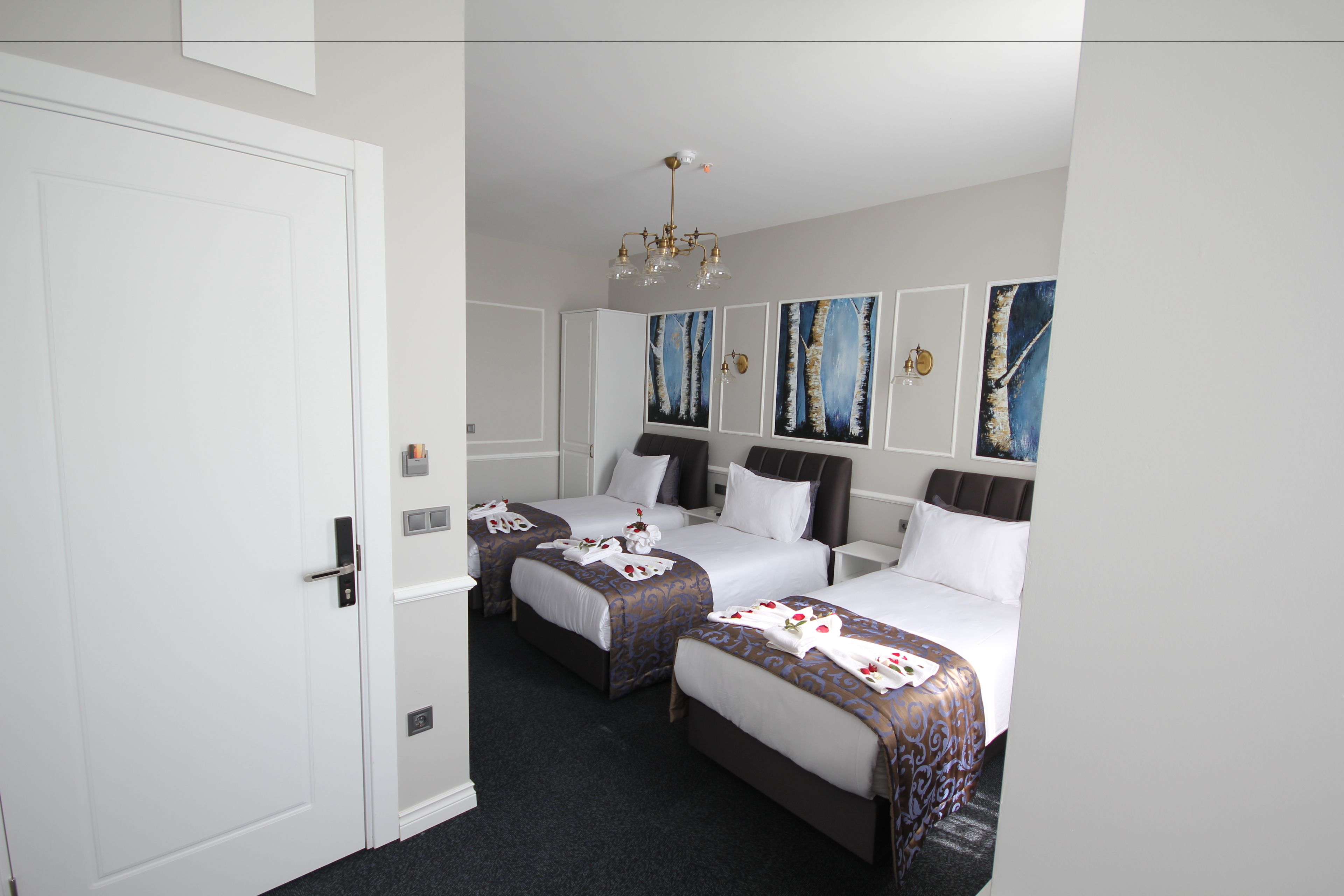 triple room | premium bedding, minibar, in-room safe, desk