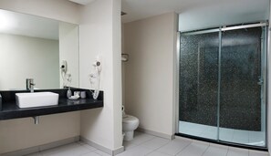 Buồng tắm vòi sen, đồ dùng nhà tắm miễn phí, máy sấy tóc