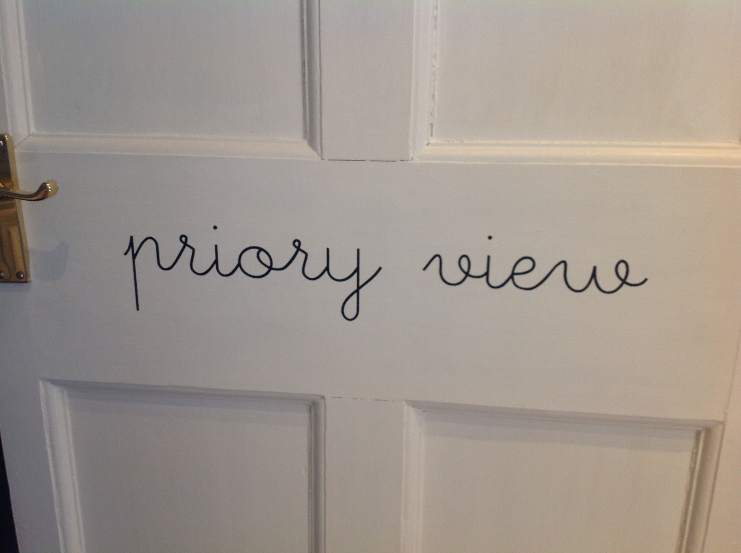 Una puerta blanca con la frase "priori view" escrita en cursiva.