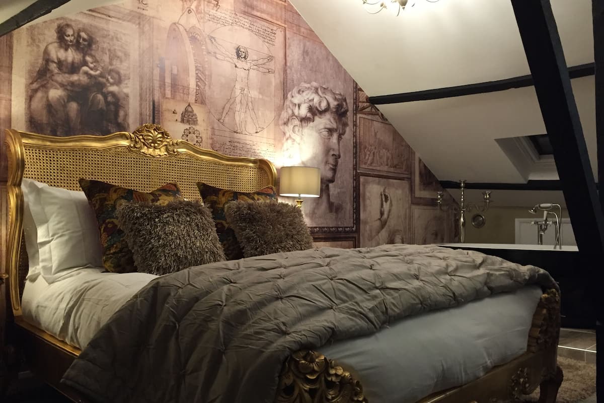 Signature Loft, 1 King Bed (Castle Keep - Top floor, Stair access) | Egyptian cotton sheets, premium bedding, individually decorated