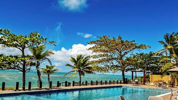 Piscina externa, espreguiçadeiras