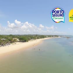 Plage, chaises longues, parasols, serviettes de plage