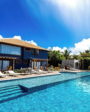 Outdoor pool, sun loungers - Hotel Espelho D’Água Arraial Beach Club (Porto Seguro)