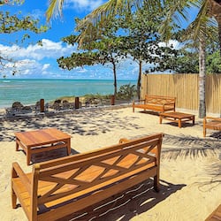Am Strand, Liegestühle, Sonnenschirme, Strandbar
