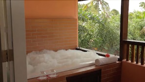 Suite | Deep-soaking bathtub