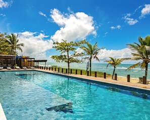 Outdoor pool, pool loungers - Hotel Espelho D’Água Arraial Beach Club (Porto Seguro)