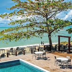 Piscina externa, guarda-sóis, espreguiçadeiras