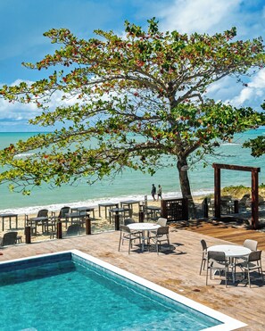 Utomhuspool och solstolar