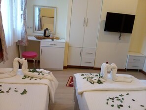 Chambre double ou avec lits jumeaux | Bureau, accès au Wi-Fi (inclus), literie fournie