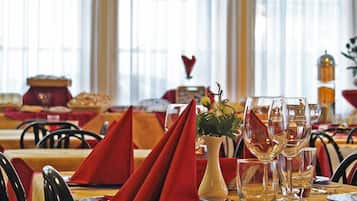 Lunsj og middag serveres, regionale retter