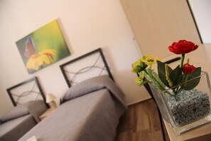 Double or Twin Room | Bar mini, meja, Wi-fi percuma, cadar katil