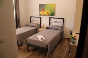 Double or Twin Room | Bar mini, meja, Wi-fi percuma, cadar katil