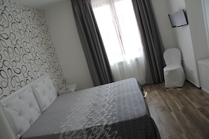 Double or Twin Room | Bar mini, meja, Wi-fi percuma, cadar katil