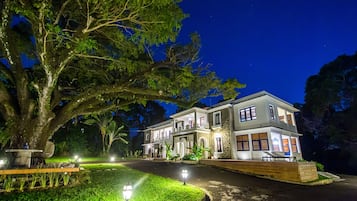 Fachada del alojamiento - Noche