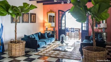 Suite junior, vistas al jardín (Chambre 2) | Sala de estar | Smart TV de 27 pulgadas con canales por cable, una televisión