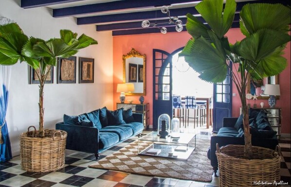 Junior Suite, Garden View (Chambre 2) | Living room | 27-inch Smart TV with cable channels, TV, Netflix